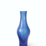 A TRANSLUCENT SAPPHIRE-BLUE GLASS 'OLIVE'-SHAPED VASE, GANLA... - фото 1