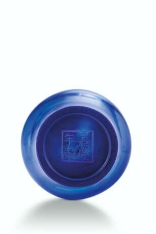 A TRANSLUCENT SAPPHIRE-BLUE GLASS 'OLIVE'-SHAPED VASE, GANLA... - photo 2