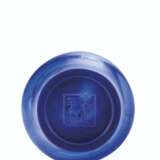 A TRANSLUCENT SAPPHIRE-BLUE GLASS 'OLIVE'-SHAPED VASE, GANLA... - фото 2