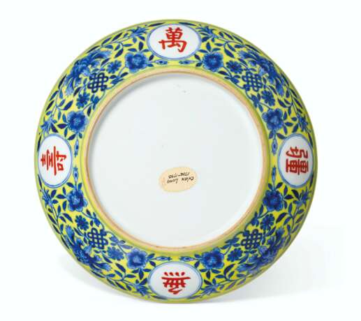 A YELLOW-GROUND IRON-RED-DECORATED BLUE AND WHITE DISH - photo 1