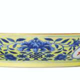 A YELLOW-GROUND IRON-RED-DECORATED BLUE AND WHITE DISH - Foto 2