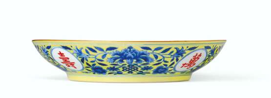 A YELLOW-GROUND IRON-RED-DECORATED BLUE AND WHITE DISH - Foto 2