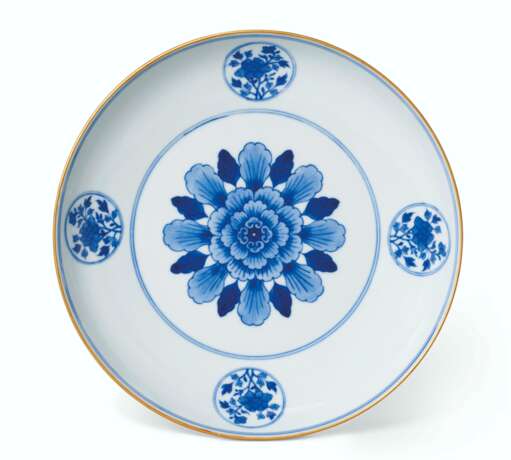 A YELLOW-GROUND IRON-RED-DECORATED BLUE AND WHITE DISH - Foto 3