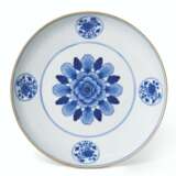 A YELLOW-GROUND IRON-RED-DECORATED BLUE AND WHITE DISH - фото 3