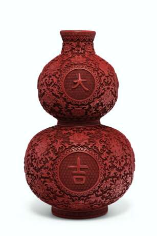 A CARVED RED LACQUER 'DA JI' DOUBLE-GOURD VASE - фото 1