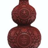 A CARVED RED LACQUER 'DA JI' DOUBLE-GOURD VASE - фото 1