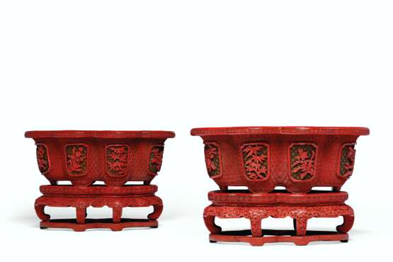 A PAIR OF THREE-COLOR CARVED LACQUER JARDINIÈRES AND STANDS ... - photo 1