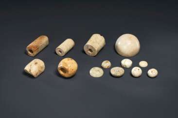 A GROUP OF IVORY AND BUFF-COLORED JADE BEADS AND BUTTONS