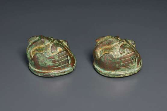 A PAIR OF GILT-BRONZE PHOENIX-FORM WEIGHTS - фото 2