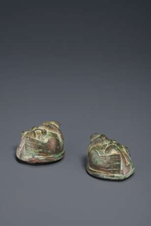 A PAIR OF GILT-BRONZE PHOENIX-FORM WEIGHTS - фото 3