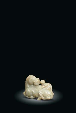 A PALE GREENISH-GREY JADE 'HORSE AND MONKEY' GROUP - Foto 1