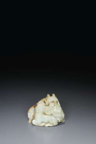 A PALE GREENISH-WHITE JADE CARVING OF TWO QILIN - Foto 1