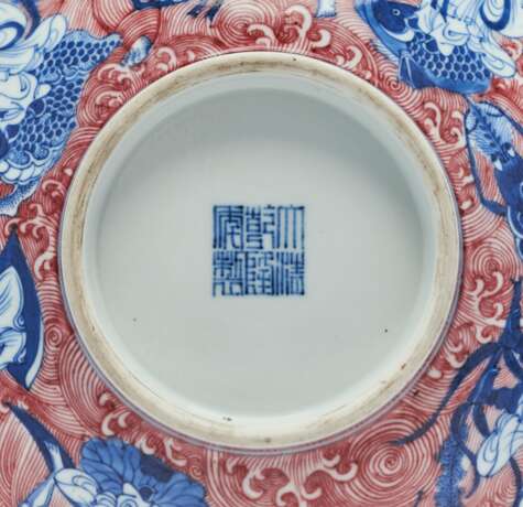 AN UNDERGLAZE-BLUE AND COPPER-RED-DECORATED ‘EIGHT IMMORTALS... - Foto 2