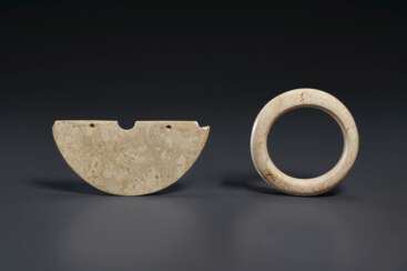 AN OPAQUE IVORY-COLORED JADE BRACELET AND A PENDANT, HUANG
