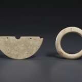 AN OPAQUE IVORY-COLORED JADE BRACELET AND A PENDANT, HUANG - Foto 1
