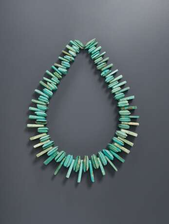 A STRING OF TURQUOISE BEADS - фото 2