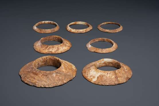 A GROUP OF SEVEN BROWNISH-IVORY-COLORED OPAQUE STONE FLANGED... - Foto 2