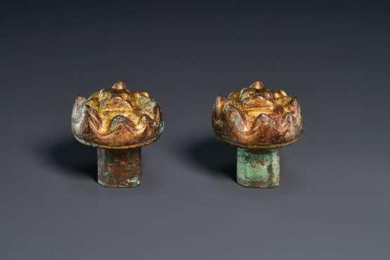 A PAIR OF GILT-BRONZE ZITHER STRING ANCHORS, SE RUI - Foto 1