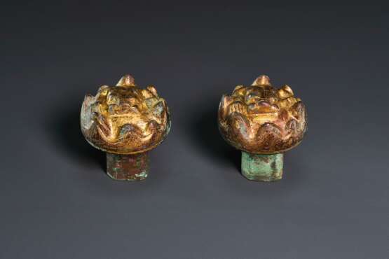 A PAIR OF GILT-BRONZE ZITHER STRING ANCHORS, SE RUI - Foto 2