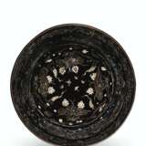 A MOTHER-OF-PEARL-INLAID BLACK LACQUER BASIN - фото 1
