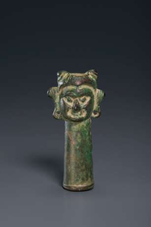 A BRONZE DOUBLE-FACED FINIAL - фото 2