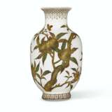 A GILT-DECORATED SEMI-OPAQUE WHITE GLASS VASE - фото 1
