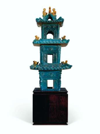 A TURQUOISE AND OCHRE-GLAZED TILEWORKS MODEL OF A PAGODA - Foto 1