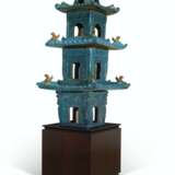A TURQUOISE AND OCHRE-GLAZED TILEWORKS MODEL OF A PAGODA - Foto 2