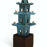 A TURQUOISE AND OCHRE-GLAZED TILEWORKS MODEL OF A PAGODA - Foto 3