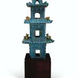 A TURQUOISE AND OCHRE-GLAZED TILEWORKS MODEL OF A PAGODA - Foto 4