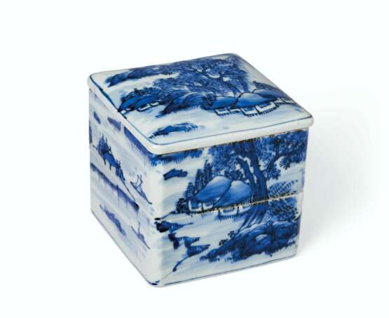 AN UNUSUAL TWO-TIERED BLUE AND WHITE SQUARE BOX AND COVER - Foto 2