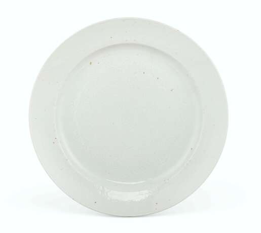 A CARVED WHITE-GLAZED DISH - фото 1