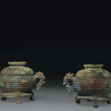A PAIR OF BRONZE RITUAL FOOD VESSELS AND COVERS, GUI - Foto 1