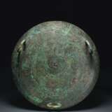 A RARE LARGE AND FINELY CAST BRONZE RITUAL TRIPOD FOOD VESSE... - фото 2