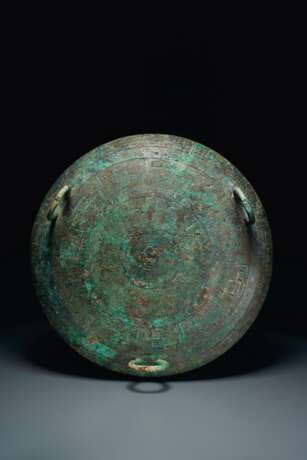 A RARE LARGE AND FINELY CAST BRONZE RITUAL TRIPOD FOOD VESSE... - photo 2