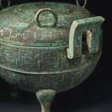A RARE LARGE AND FINELY CAST BRONZE RITUAL TRIPOD FOOD VESSE... - photo 3