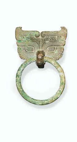 A PAIR OF UNUSUAL BRONZE TAOTIE MASKS AND RING HANDLES - фото 3