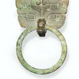 A PAIR OF UNUSUAL BRONZE TAOTIE MASKS AND RING HANDLES - Foto 3