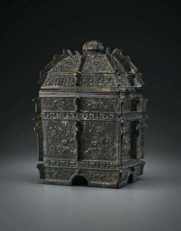 A RARE ARCHAISTIC BRONZE WINE VESSEL AND COVER, FANGYI - photo 1