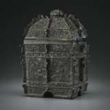 A RARE ARCHAISTIC BRONZE WINE VESSEL AND COVER, FANGYI - фото 1