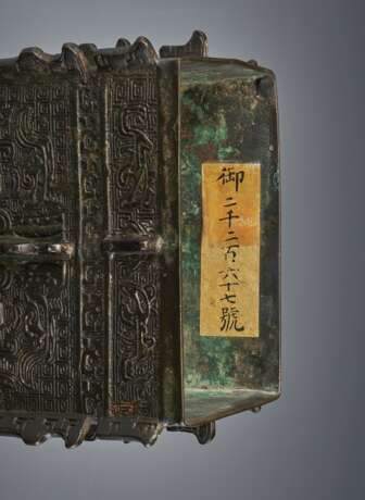 A RARE ARCHAISTIC BRONZE WINE VESSEL AND COVER, FANGYI - фото 2