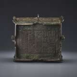 A RARE ARCHAISTIC BRONZE WINE VESSEL AND COVER, FANGYI - фото 3