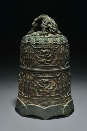 A RARE DATED PARCEL-GILT BRONZE TEMPLE BELL AND A STAND - photo 5