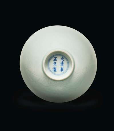 A RARE AND FINELY INCISED PALE CELADON-GLAZED 'BATS' BOWL - Foto 2