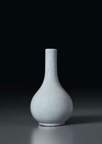 A SMALL GUAN-TYPE PEAR-SHAPED BOTTLE VASE - фото 1