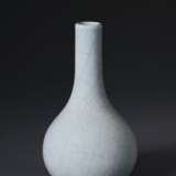 A SMALL GUAN-TYPE PEAR-SHAPED BOTTLE VASE - фото 2