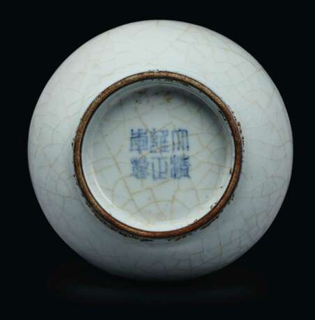 A SMALL GUAN-TYPE PEAR-SHAPED BOTTLE VASE - фото 3