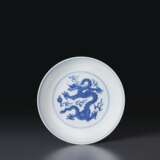 A BLUE AND WHITE 'DRAGON' DISH - photo 1