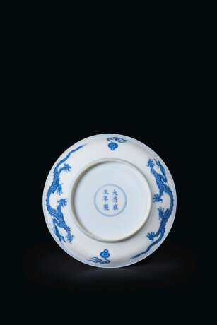 A BLUE AND WHITE 'DRAGON' DISH - фото 2