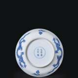 A BLUE AND WHITE 'DRAGON' DISH - фото 2
